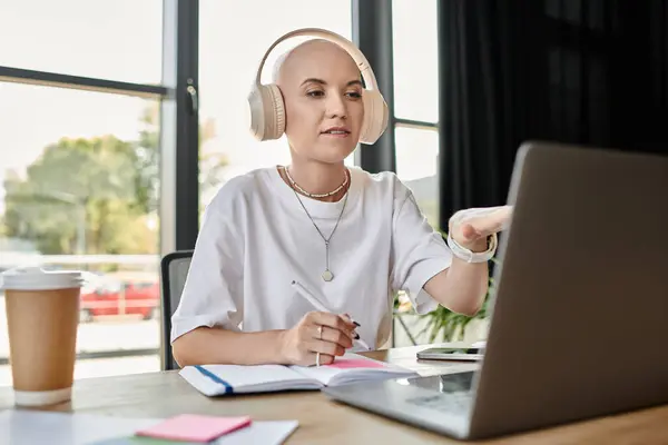 The young woman interacts attentively during a virtual meeting, immersed in her work. — Stock Photo