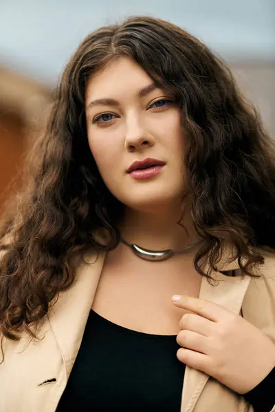 Красивая женщина plus size в стильном платье и трикотажном пальто. — стоковое фото