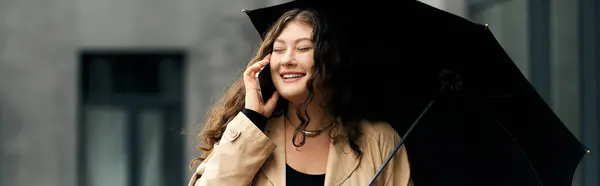 Uma linda mulher plus size caminha lá fora, sorrindo e falando ao telefone — Fotografia de Stock