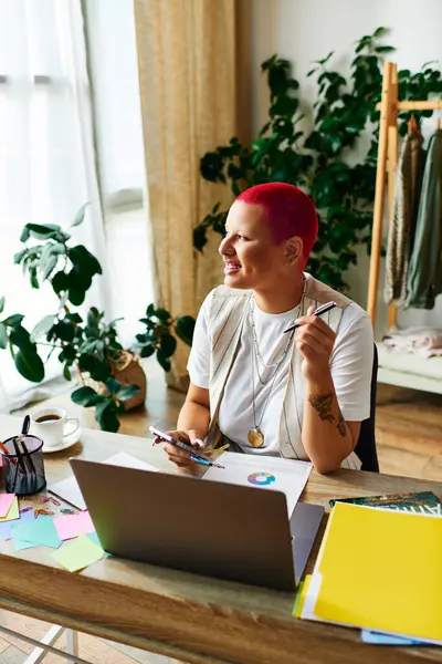 In un vibrante home office, una giovane donna si impegna con il suo lavoro, trasudando gioia e creatività.. — Foto stock