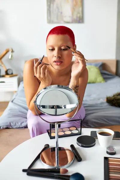 A jovem se prepara para o dia, focando em sua aplicação de maquiagem em um espaço convidativo.. — Stock Photo