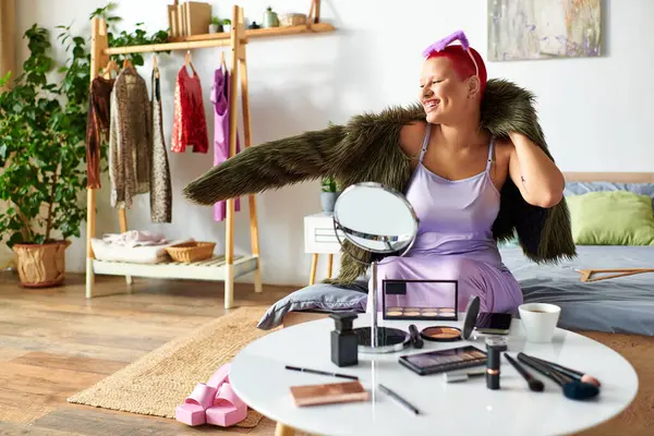 A young woman with vibrant hair smiles joyfully while getting ready in her stylish bedroom. — Stock Photo