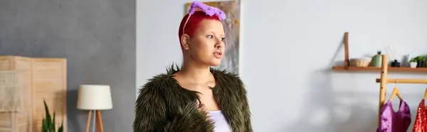 The young woman expresses her individuality with a striking outfit and vibrant hairstyle at home. — Stock Photo