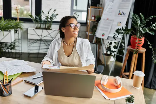 A young professional in an inviting office environment engages with her work, radiating joy. — Stock Photo