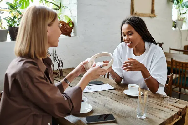 A joyful moment shared between a smiling couple as they converse at a charming cafe — Stock Photo