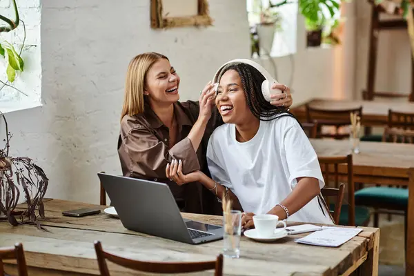A smiling couple enjoys each other's company at a cafe, immersed in joyful conversation and playful moments. — Stock Photo