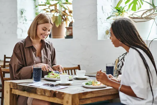 Um momento alegre em um café como um casal compartilha uma refeição, risos e conexão durante o almoço. — Fotografia de Stock