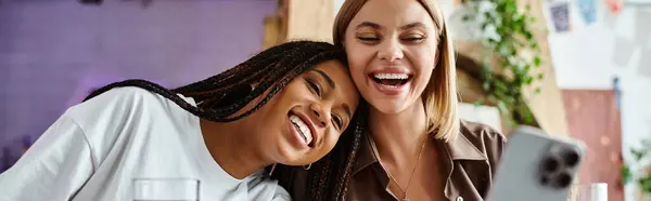 Zwei Frauen genießen einander in einem gemütlichen Café und fangen einen freudigen Moment mit Lachen und Lächeln ein. — Stock Photo