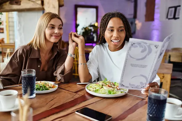 A joyful moment unfolds as a couple shares a meal at their favorite cafe, smiling and enjoying each others company. — Stock Photo