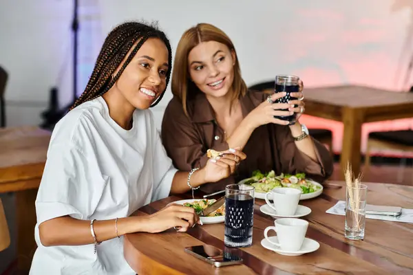 Ein fröhliches Paar teilt eine köstliche Mahlzeit in einem Café, gefüllt mit Lächeln und liebevollen Momenten. — Stockfoto
