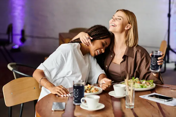 Ein liebendes Paar genießt die Gesellschaft des anderen und teilt Lächeln und Essen in einem gemütlichen Café. — Stockfoto