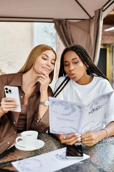 Um momento alegre se desenrola como um casal multiétnico compartilha sorrisos e opções de menu em um café pitoresco. — Fotografia de Stock