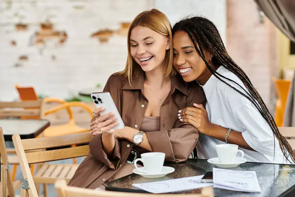 A happy couple enjoys each others company while sharing laughs over coffee at a cozy cafe — Stock Photo