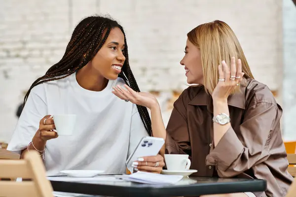 Ein freudiger Moment, den ein lächelndes Paar beim gemeinsamen Kaffee in einem lebendigen Café-Ambiente erlebt. — Stockfoto