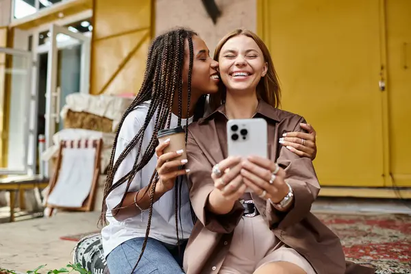 Una pareja cariñosa disfruta de su tiempo en un café, compartiendo sonrisas y momentos dulces mientras toma un café. - foto de stock