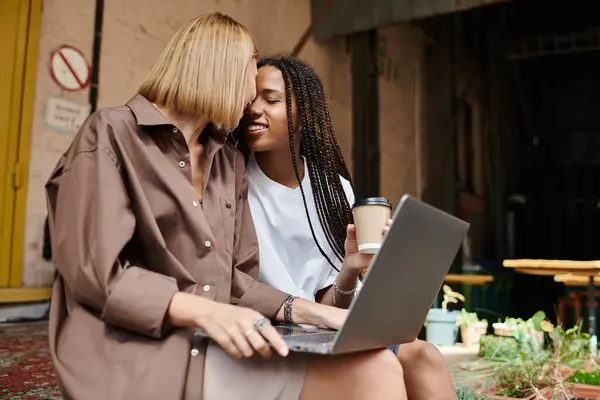 In a quaint cafe, a smiling couple enjoys each other's company while working on a laptop together. — Stock Photo