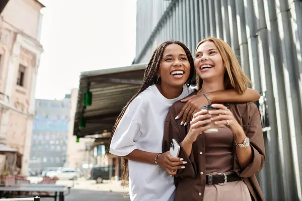 A happy couple shares laughter and warm conversation, surrounded by vibrant city life. — Stock Photo
