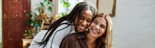 Una pareja sonriente disfruta de su tiempo juntos en un pintoresco café, celebrando su amor y conexión. - foto de stock