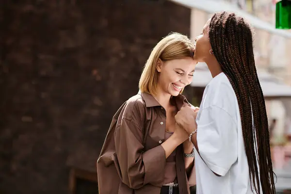 Une femme afro-américaine aimante partage un doux sourire avec sa petite amie — Photo de stock