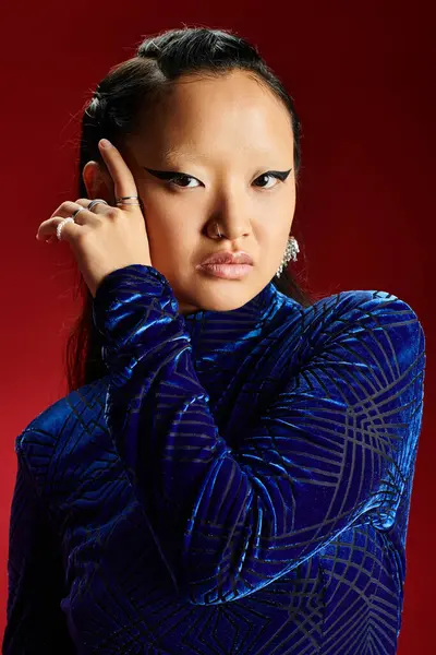 The beautiful Asian woman showcases her elegance and bold style with a striking pose. — Stock Photo