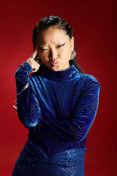 The confident woman exudes flair in her vibrant outfit and bold expression. — Stock Photo
