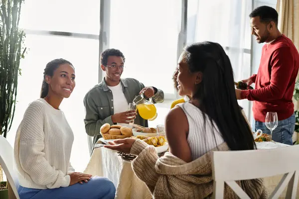 Friends enjoy a festive Thanksgiving meal together, sharing stories and tasty dishes. — Stock Photo