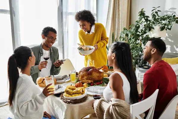 Un animado grupo de amigos disfruta de la cena de Acción de Gracias, compartiendo comida y buenos momentos juntos. — Stock Photo