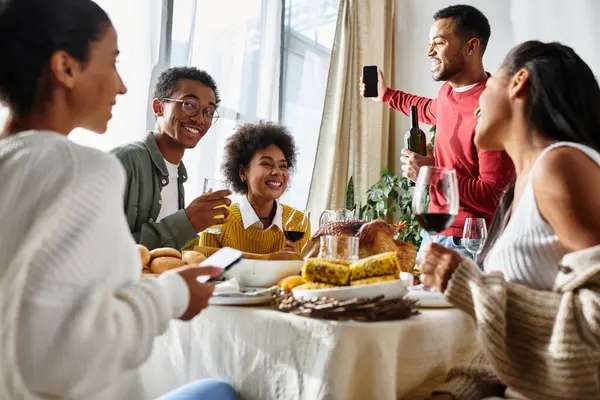Un gruppo di amici condivide una festa festiva del Ringraziamento piena di gioia e cameratismo a casa. — Foto stock