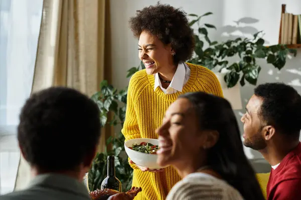 Gli amici si godono un festoso raduno del Ringraziamento pieno di risate, cibo e calore. — Foto stock