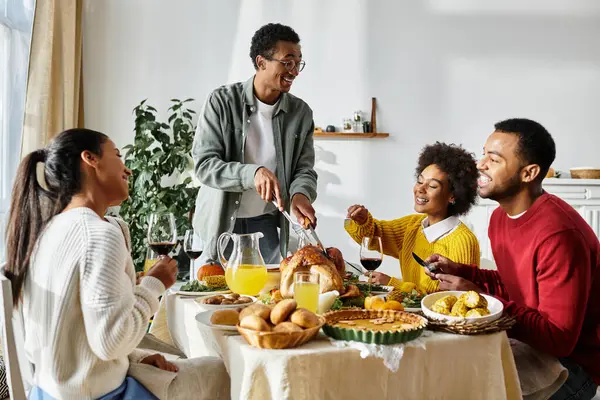 A lively gathering of friends sharing a Thanksgiving meal filled with laughter and delicious food. — Stock Photo