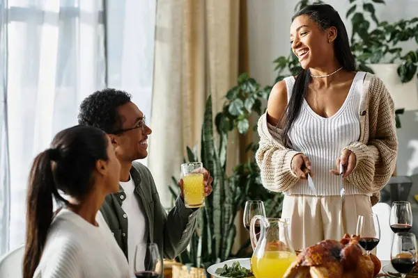 Gli amici festeggiano il Ringraziamento insieme a risate, gioia e ottimo cibo. — Foto stock