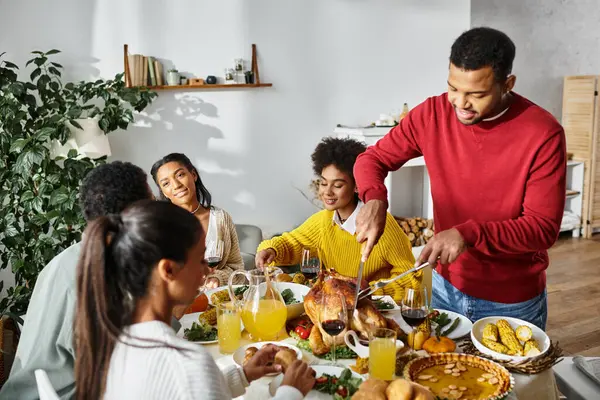 Freunde teilen Lachen und köstliche Thanksgiving-Gerichte in einem warmen und einladenden Ambiente zu Hause. — Stockfoto