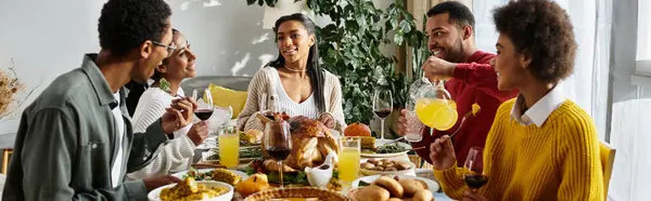 A group of friends enjoys a delightful Thanksgiving feast filled with laughter and gratitude. — Stock Photo