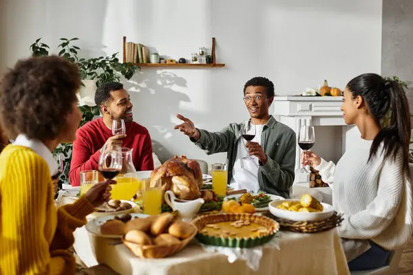 Friends come together to celebrate Thanksgiving, enjoying food, laughter, and heartfelt moments. — Stock Photo