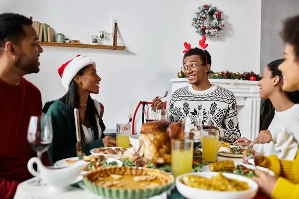 A cheerful gathering of friends enjoying a delightful Christmas meal and festive conversation. — Stock Photo