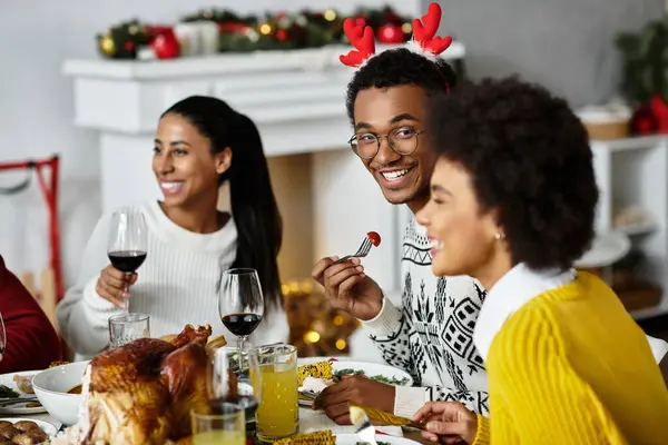 Ein fröhliches Beisammensein von Freunden bei einem festlichen Weihnachtsessen voller Freude. — Stockfoto