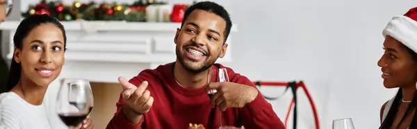 Friends gather together at home to celebrate Christmas with laughter and festive cheer. — Stock Photo