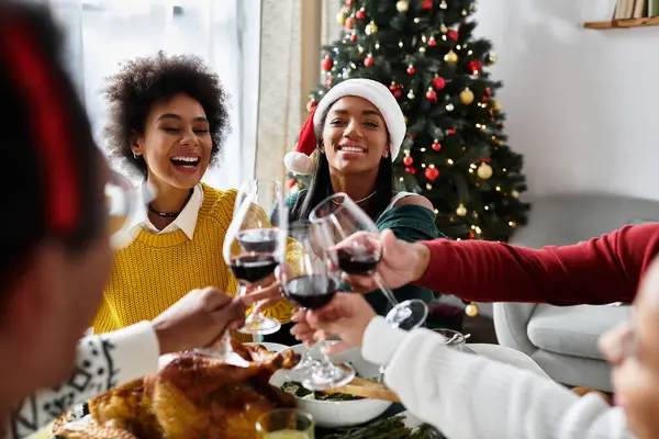 Gli amici festeggiano il Natale insieme a casa, condividendo risate, brindisi e cibo delizioso. — Foto stock