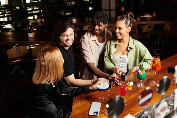 Colegas disfrutan de bebidas y deliciosas golosinas mientras socializan en una animada celebración corporativa. — Stock Photo