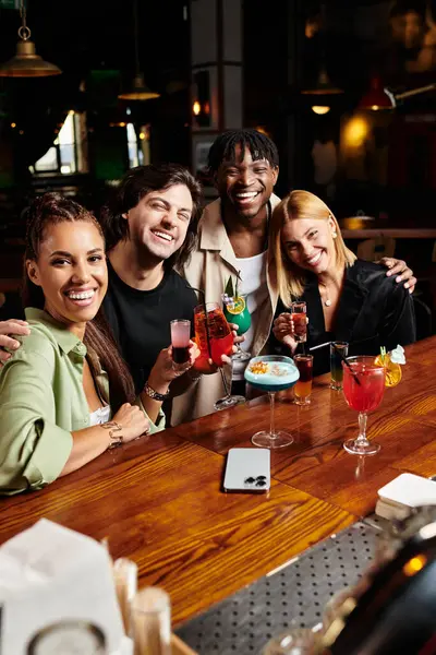 Uma celebração vibrante com amigos desfrutando de coquetéis em um ambiente festivo de reunião corporativa. — Fotografia de Stock