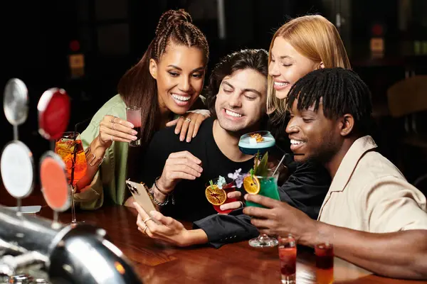 Un groupe diversifié de collègues célèbre avec des boissons colorées, collant sur des moments partagés. — Photo de stock