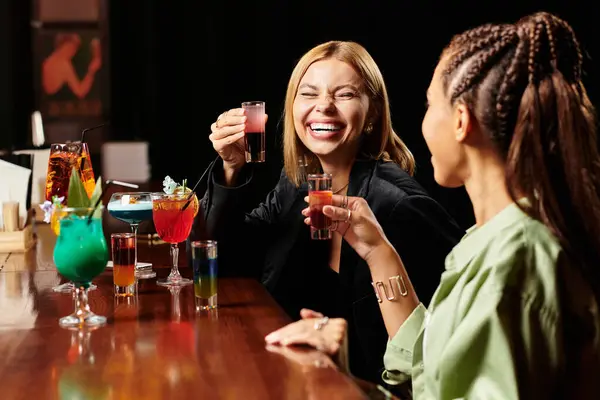 Colleghi godere di una vivace serata di drink e risate in una celebrazione aziendale insieme. — Foto stock