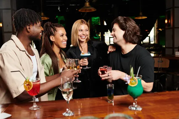 Um grupo de jovens profissionais celebra juntos, compartilhando bebidas e sorrisos em um evento corporativo. — Fotografia de Stock