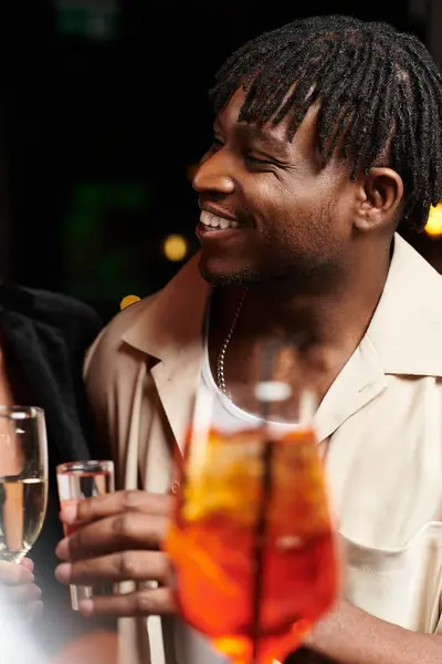 Man celebrate with cocktails, showcasing a joyful atmosphere at a corporate event. — Stock Photo