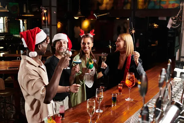 Colegas desfrutam de bebidas festivas e risos juntos em uma animada reunião de férias corporativas. — Fotografia de Stock