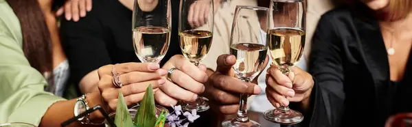 Colegas entusiasmados brindam com óculos, celebrando o sucesso durante uma vibrante reunião corporativa. — Fotografia de Stock