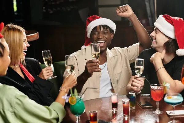 Os colegas reúnem-se alegremente em uma festa de férias, batendo copos e compartilhando momentos festivos. — Fotografia de Stock