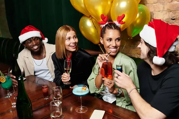 Les collègues apprécient les boissons et les rires lors d'un rassemblement d'entreprise festif, orné de joie de vacances. — Photo de stock