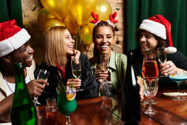 Un groupe vivant de collaborateurs divers griller avec des boissons et profiter de l'atmosphère festive. — Photo de stock