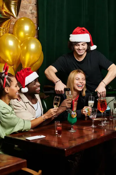 Collèges se réunissent, partageant des rires et des boissons festives dans une ambiance de fête dynamique. — Photo de stock